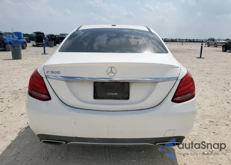 2015 Mercedes-Benz C 300 z USA, uszkodzony, nr VIN 55SWF4JBXFU065916